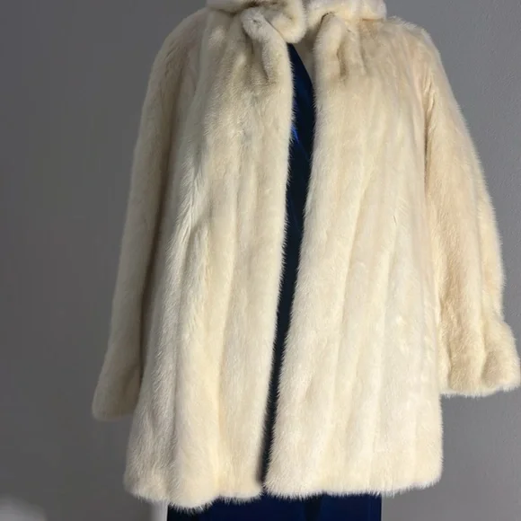 Samuel Spritser Furs Elegant Cream Fur Coat Size M/L - Picture 3 of 16